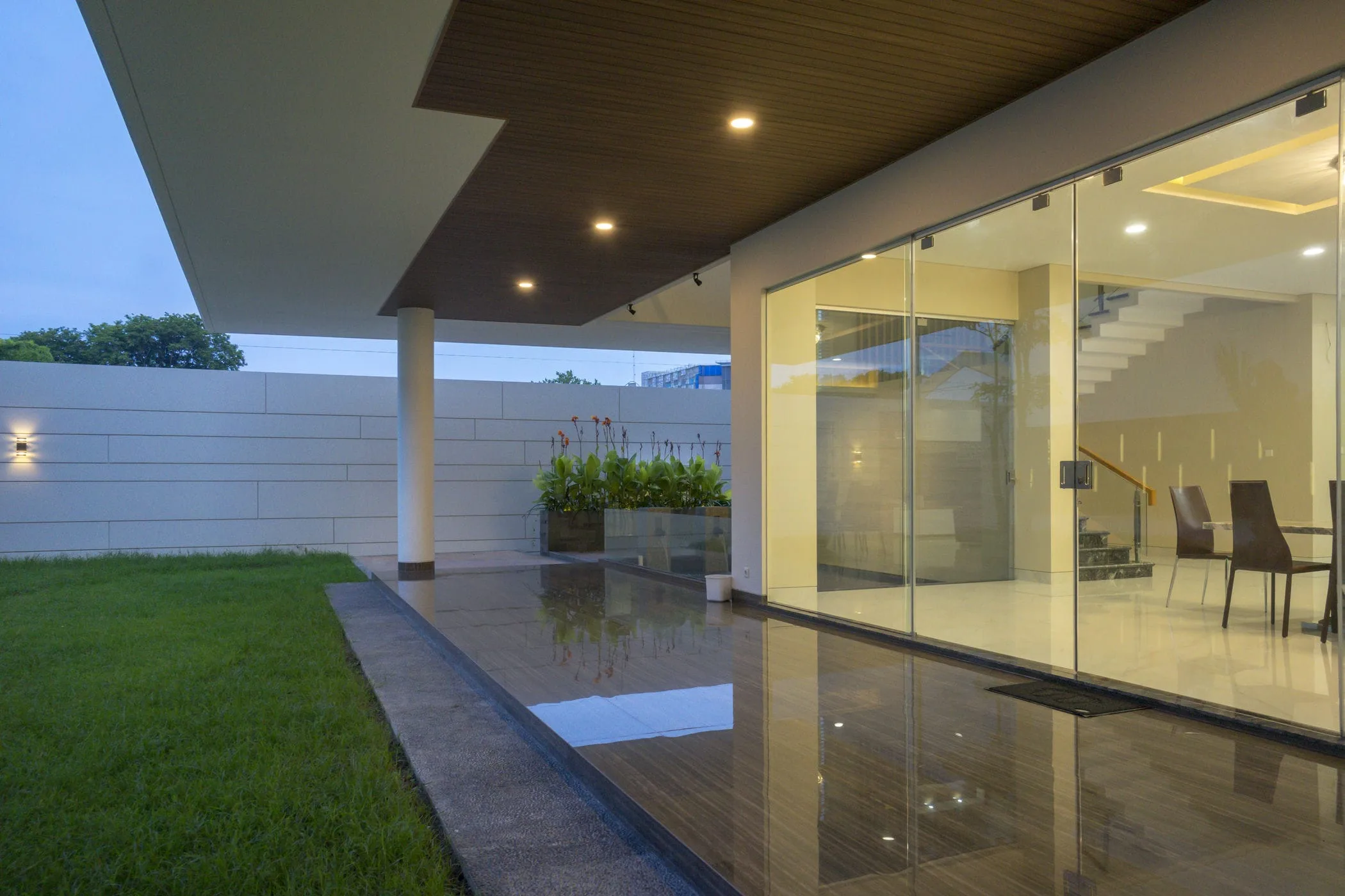 n house_glass door