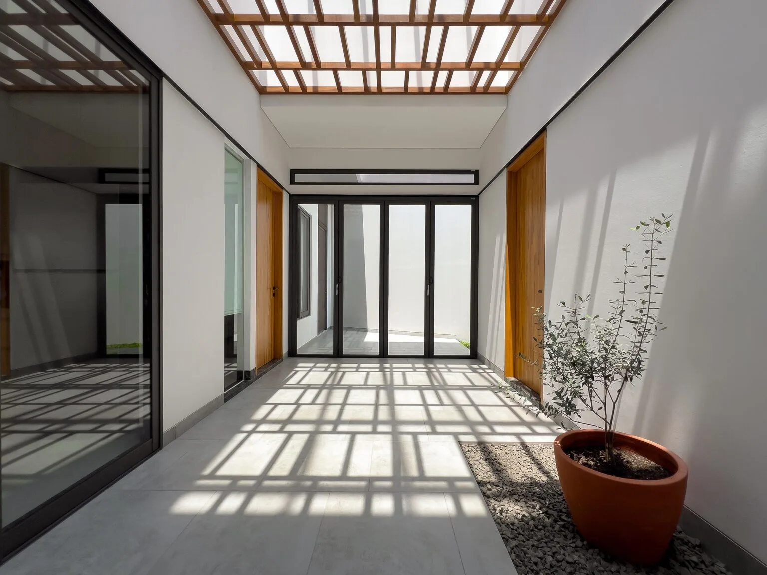 Selasar Innercourt - Flow House - Arsitek Solo