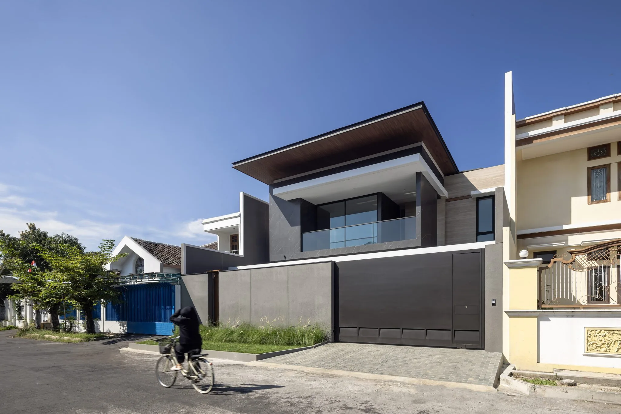 Fasad pagi hari - Zen Austerity House.