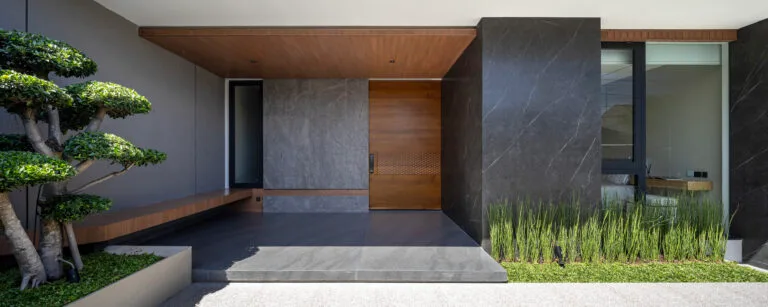 Detail taman depan - Zen Austerity House.