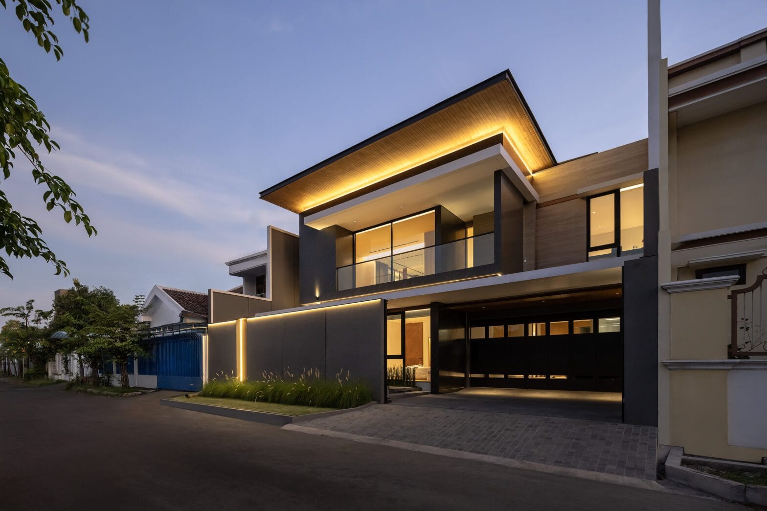 Fasad malam - Zen Austerity House.